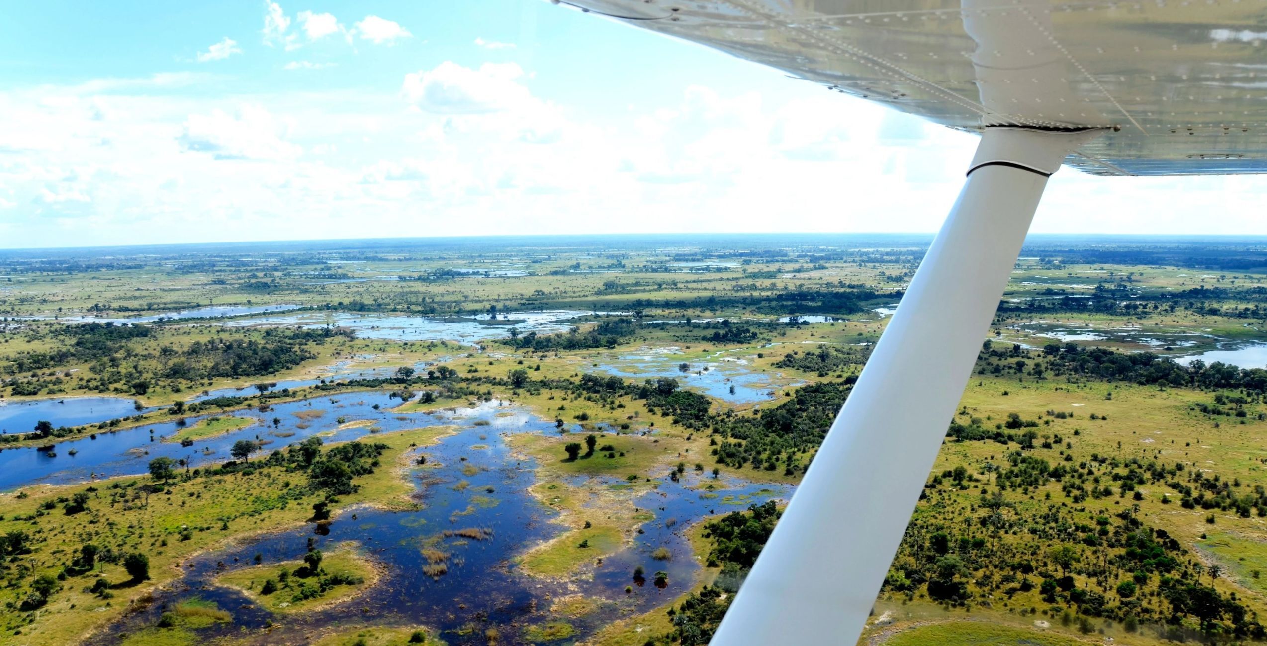 Flight from Moremi Game Reserve to the Okavango Delta