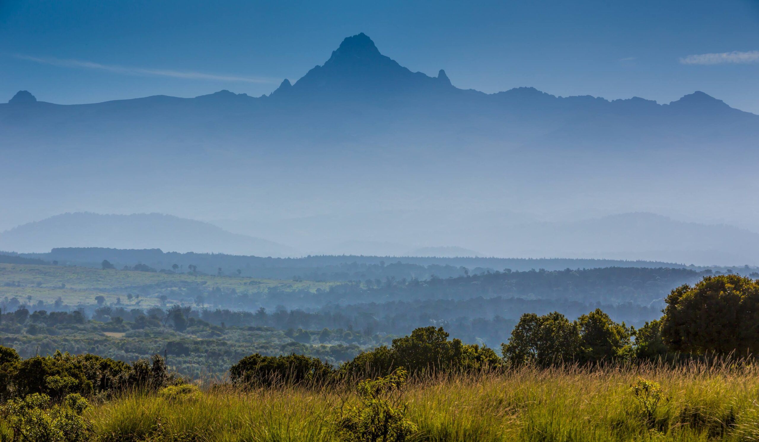 Mount Kenya via the Sirimon Route (1/5) | Sirimon Gate (2,640 m/8,661 ft) - Old Moses Camp (3,340 m/10,958 ft)