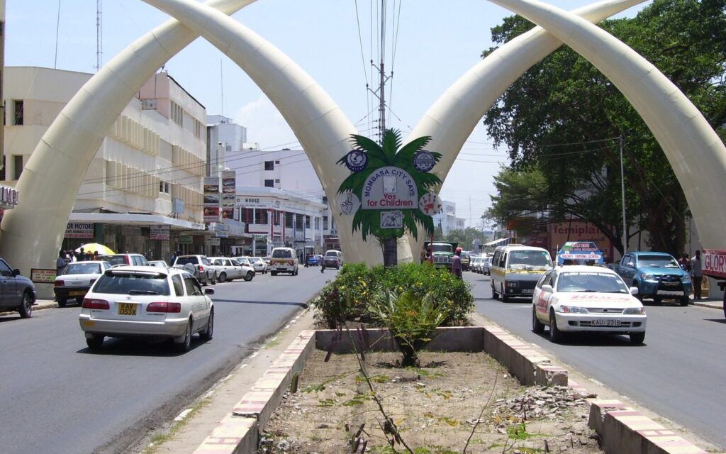 Mombasa tusks Pembe Mbili over two streets with driving cars